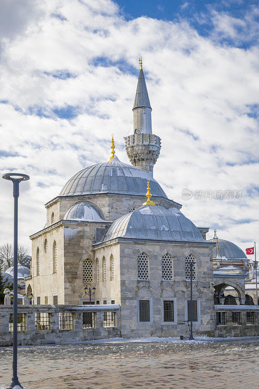 Şemsi Paşa被雪覆盖的清真寺Uskudar，美丽的清真寺Uskudar/İstanbul，土耳其